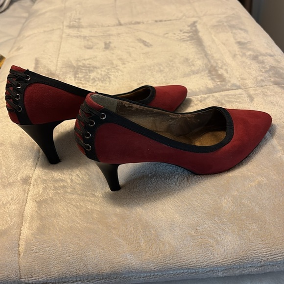 Sexy red lace back heels with black piping around shoe. - Picture 4 of 7